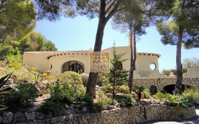 Fantastic villa with large plot, offering privacy and sea views.